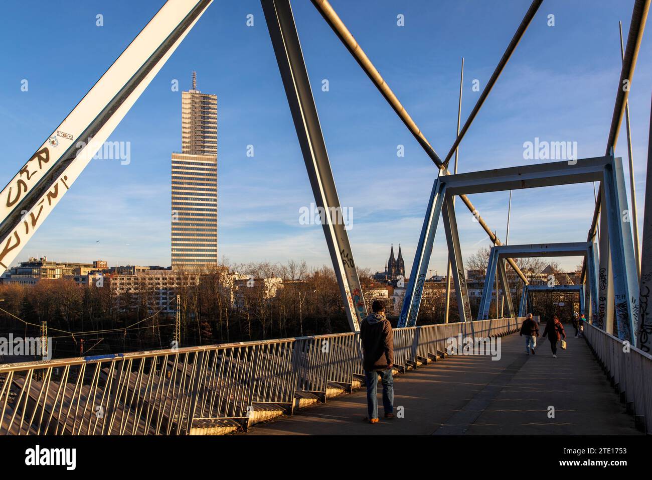 Fußgängerbrücke am Mediapark, die zum Herkulesberg führt, Hochhaus