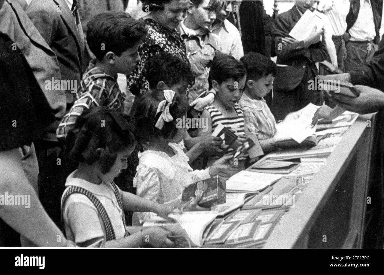 Barcelona. Juni 1937. Kinder besuchen die Buchmesse, die gerade eröffnet wurde. Quelle: Album / Archivo ABC / Agullo Padros Stockfoto