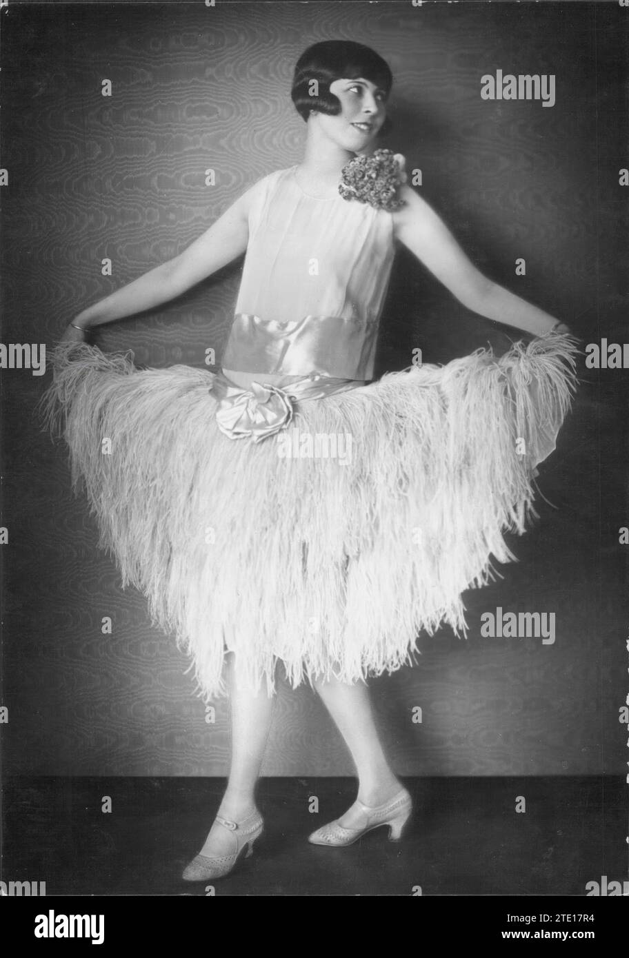 12/31/1926. Schauspielerin Marion Mill posiert in einem rosa Kleid mit Straußenfedern, einer rosa Musselin-Chiffon-Bluse und einem breiten Satinband. Modell Kutschnitzky et Gerstl. Quelle: Album / Archivo ABC / Kitty Hoffmann Stockfoto
