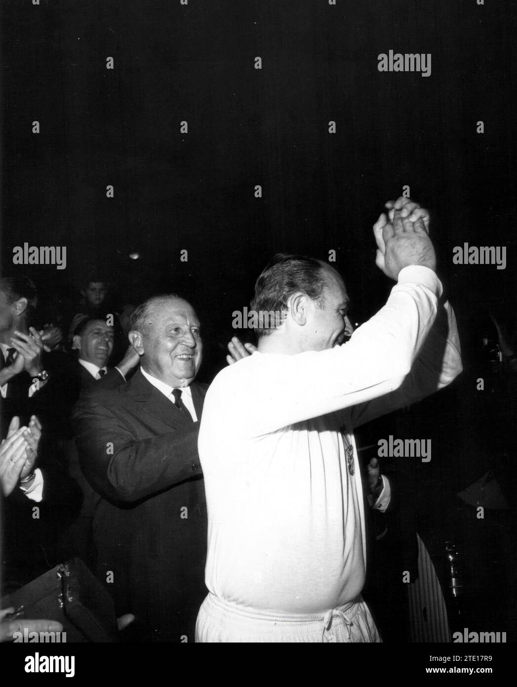 Der lautvolle Abschied von Di Stéfano: Alfredo Di Stéfano und Santiago Bernabeú, die Erbauer einer glorreichen Ära des spanischen Fußballs, hören den lautstarken Abschied von dem großen Athleten, dem auf dem Gebiet seiner Triumphe 1966 die Goldmedaille für sportliche Verdienste verliehen wurde. Celtic und Real Madrid spielten ein Tribute-Match, ein Spiel, das mit einem Treffer von Real Madrid endete, wobei Real Madrid 0 erzielte; Celtic 1. Alfredo Di Stéfano geht als Spieler zurück. Quelle: Album / Archivo ABC / Teodoro Naranjo Domínguez Stockfoto