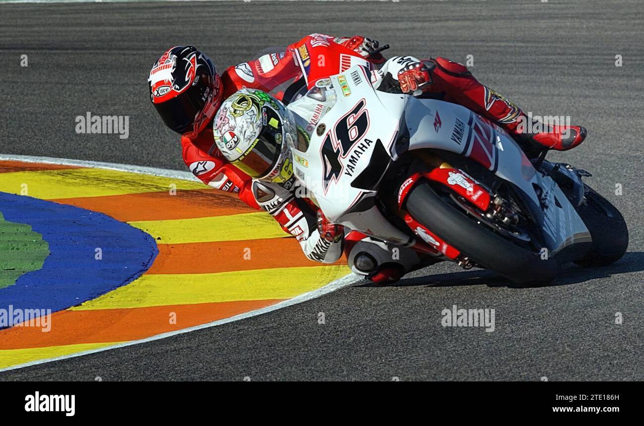 ROBER SOLSONA.............. 20051106.............. VALENCIA....... Moto-GP-Weltmeister, der Italiener Yamaha Valentino Rossi (46), gefolgt vom Spanier Ducati Desmosedici GP5 Carlos Checa nimmt eine Kurve im Moto-GP-Rennen des Grand Prix der Valencianischen Gemeinschaft ein, das heute auf der Rennstrecke „Ricardo Tormo“ in Cheste (Valencia) ausgetragen wurde. Valentino Rossi wurde Dritter, 2.959 hinter Marco Melandri.archdc. Quelle: Album / Archivo ABC / Rober Solsona Stockfoto