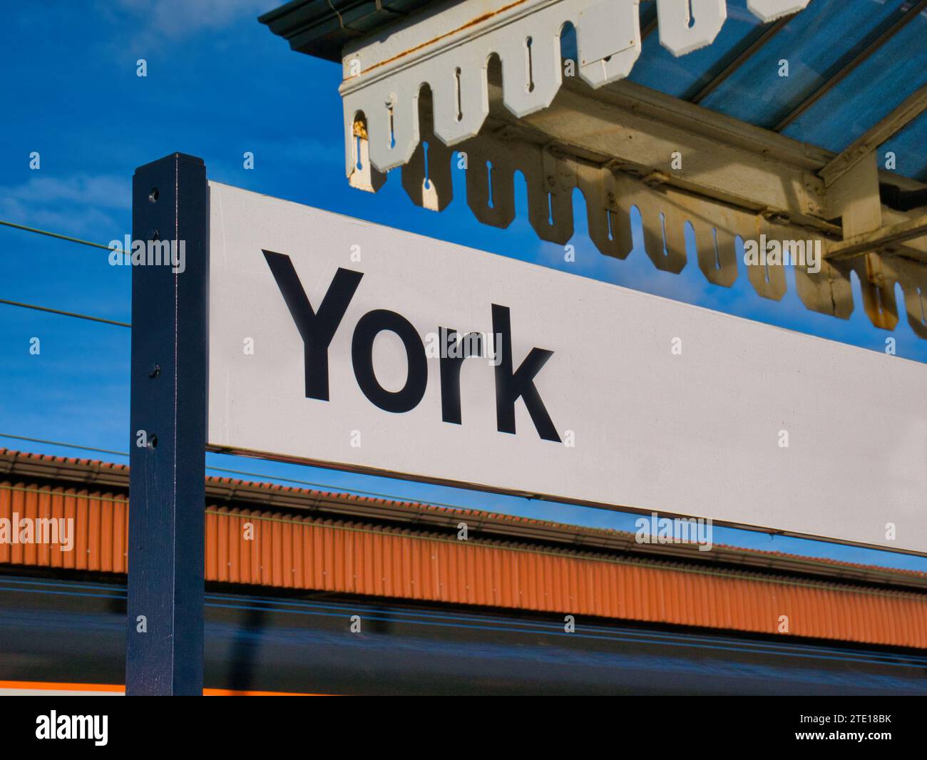 York, UK - 24. November 2023: Ein prominentes, großes Ortsschild am Bahnhof York in Nordengland. Stockfoto