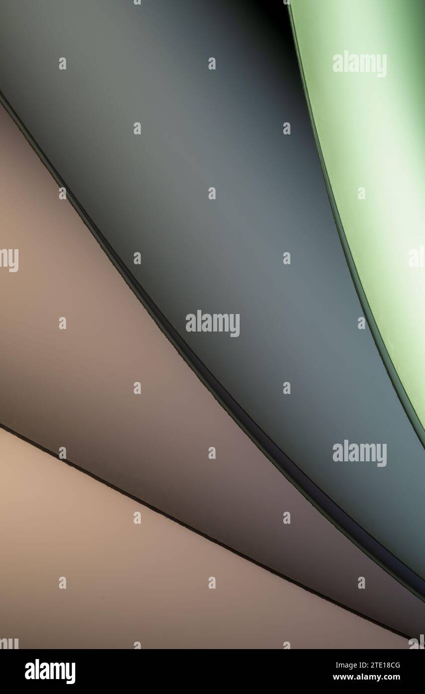 Blätter gefaltetes Papier, fotografiert mit zwei separaten Blitzen und mit farbigen Gelen, um die Farbe hinzuzufügen Stockfoto