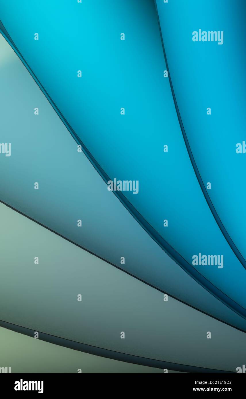 Blätter gefaltetes Papier, fotografiert mit zwei separaten Blitzen und mit farbigen Gelen, um die Farbe hinzuzufügen Stockfoto