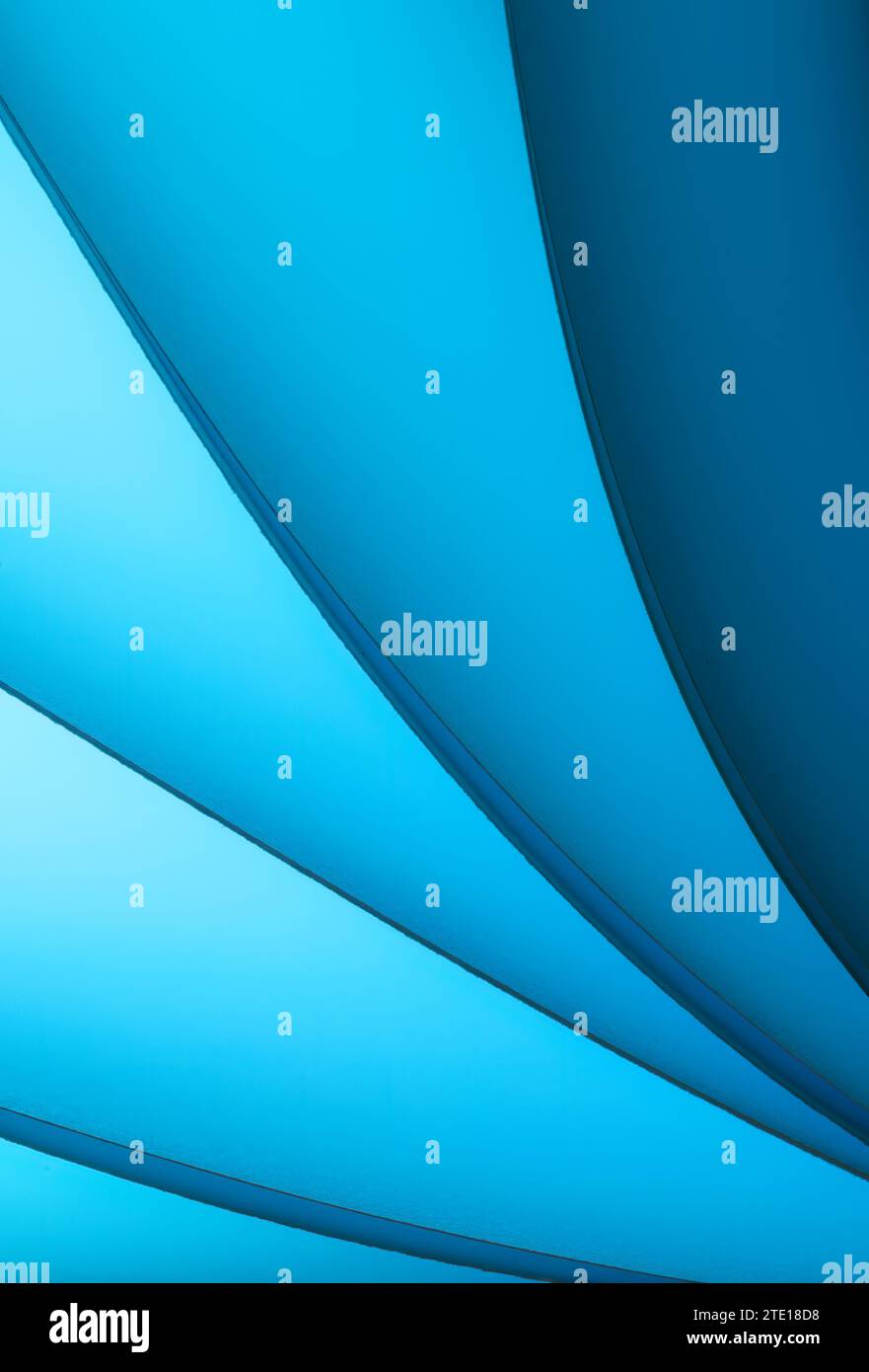 Blätter gefaltetes Papier, fotografiert mit zwei separaten Blitzen und mit farbigen Gelen, um die Farbe hinzuzufügen Stockfoto