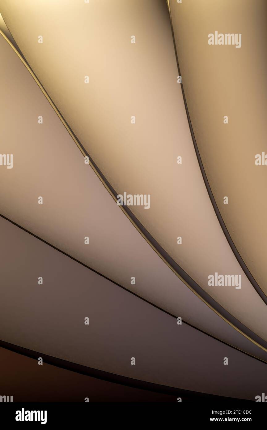 Blätter gefaltetes Papier, fotografiert mit zwei separaten Blitzen und mit farbigen Gelen, um die Farbe hinzuzufügen Stockfoto