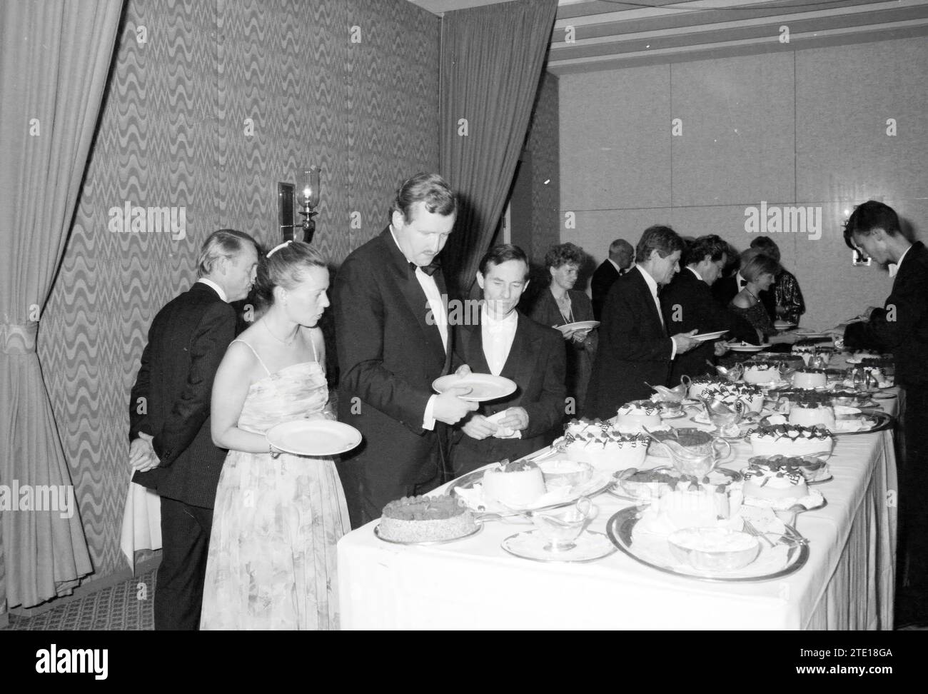 Party von Imbema: Bootsfahrt, Empfang und Abendessen im Amstel Hotel, Amsterdam, Niederlande, 10-09-1987, Whizgle News from the Past, maßgeschneidert für die Zukunft. Erkunden Sie historische Geschichten, das Image der niederländischen Agentur aus einer modernen Perspektive, die die Lücke zwischen den Ereignissen von gestern und den Erkenntnissen von morgen überbrückt. Eine zeitlose Reise, die die Geschichten prägt, die unsere Zukunft prägen. Stockfoto