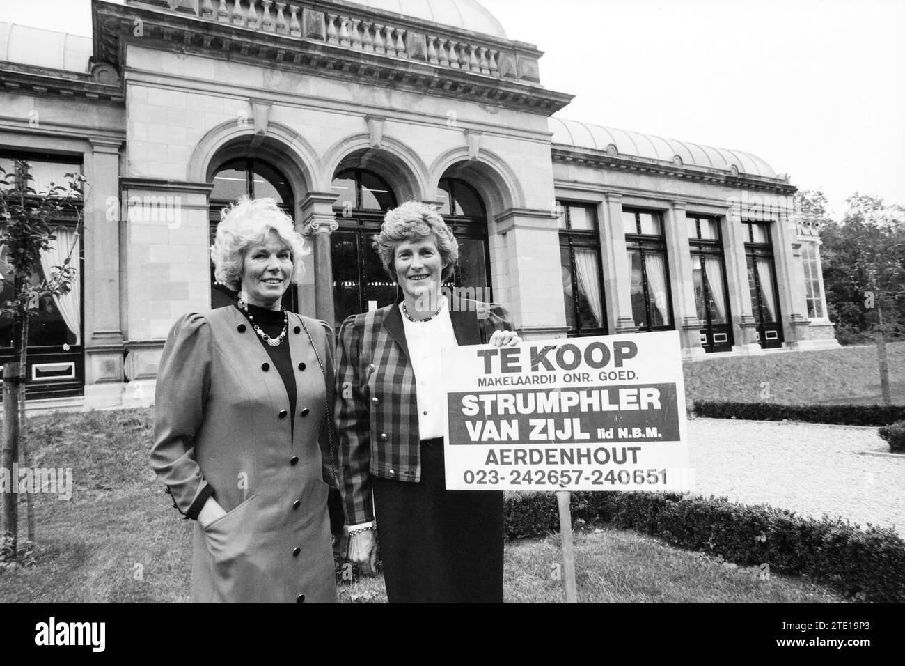 Mrs. Van Zijl und Strumpkler 20 Jahre alte Immobilienmakler, Immobilienmakler, 26-10-1989, Whizgle News aus der Vergangenheit, zugeschnitten auf die Zukunft. Erkunden Sie historische Geschichten, das Image der niederländischen Agentur aus einer modernen Perspektive, die die Lücke zwischen den Ereignissen von gestern und den Erkenntnissen von morgen überbrückt. Eine zeitlose Reise, die die Geschichten prägt, die unsere Zukunft prägen. Stockfoto