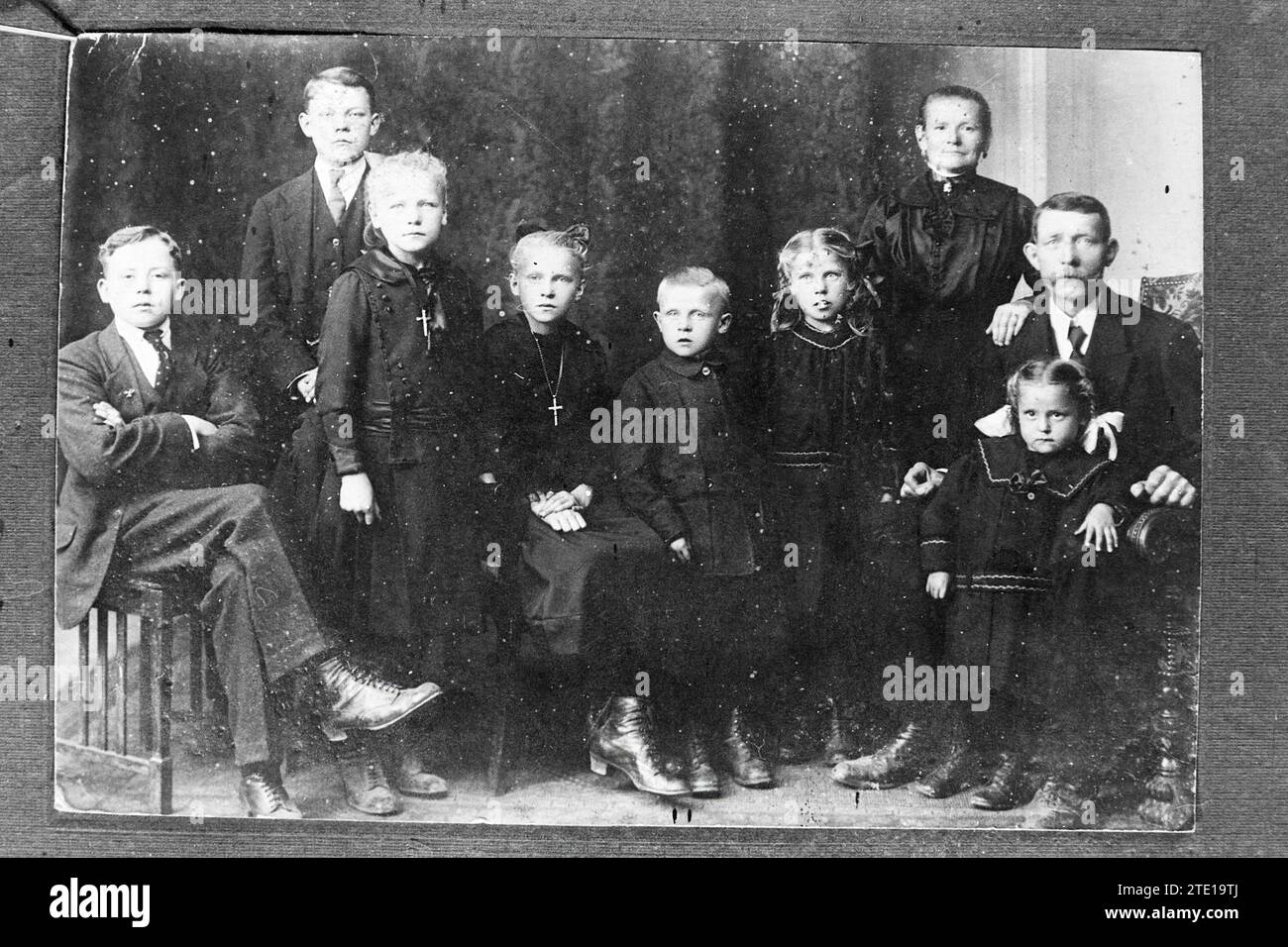 Gruppenfoto einer Familie mit 7 Kindern, Anfang der 1900er Jahre, Whizgle News aus der Vergangenheit, zugeschnitten auf die Zukunft. Erkunden Sie historische Geschichten, das Image der niederländischen Agentur aus einer modernen Perspektive, die die Lücke zwischen den Ereignissen von gestern und den Erkenntnissen von morgen überbrückt. Eine zeitlose Reise, die die Geschichten prägt, die unsere Zukunft prägen. Stockfoto