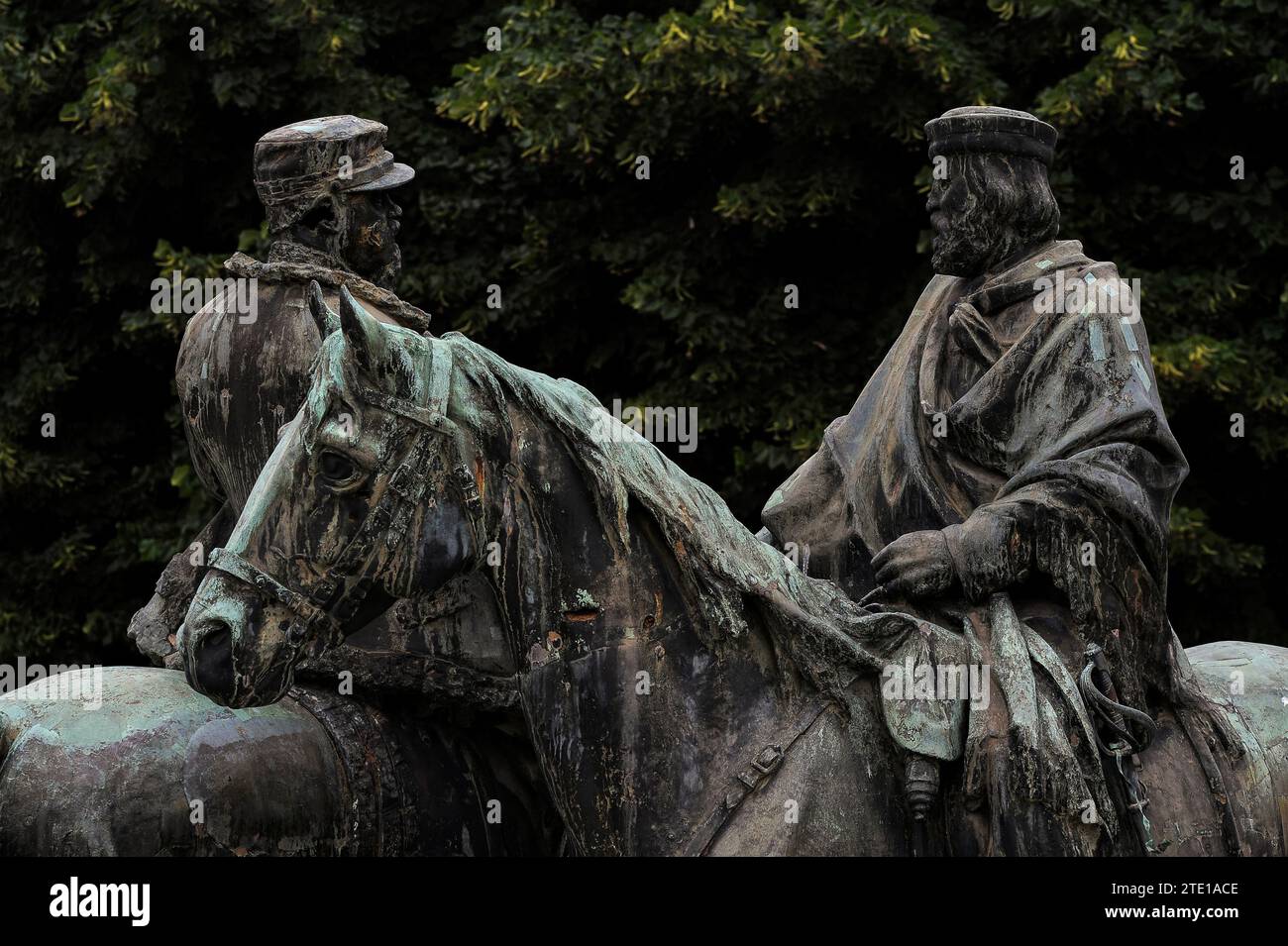 Der italienische Nationalist und Kämpfer Giuseppe Garibaldi (1807–1882) (rechts) und König Vittorio Emanuele II. (1820–1878), beide zu Pferd, schütteln sich bei einem Treffen am 26. Oktober 1860 die Hand, bei dem die Vereinigung Italiens besiegelt wurde. Das Treffen auf einer Brücke in Teano in Kampanien, Italien, wird als „Begegnung in Teano“ bezeichnet. Monumentale Bronzestatue, die 1906 vom Bildhauer Oreste Calzolari (1852-1920) geschaffen wurde und heute auf der Piazza Mino da Fiesole steht, dem Hauptplatz von Fiesole, einer Stadt oberhalb von Florenz, Toskana, Italien. Stockfoto