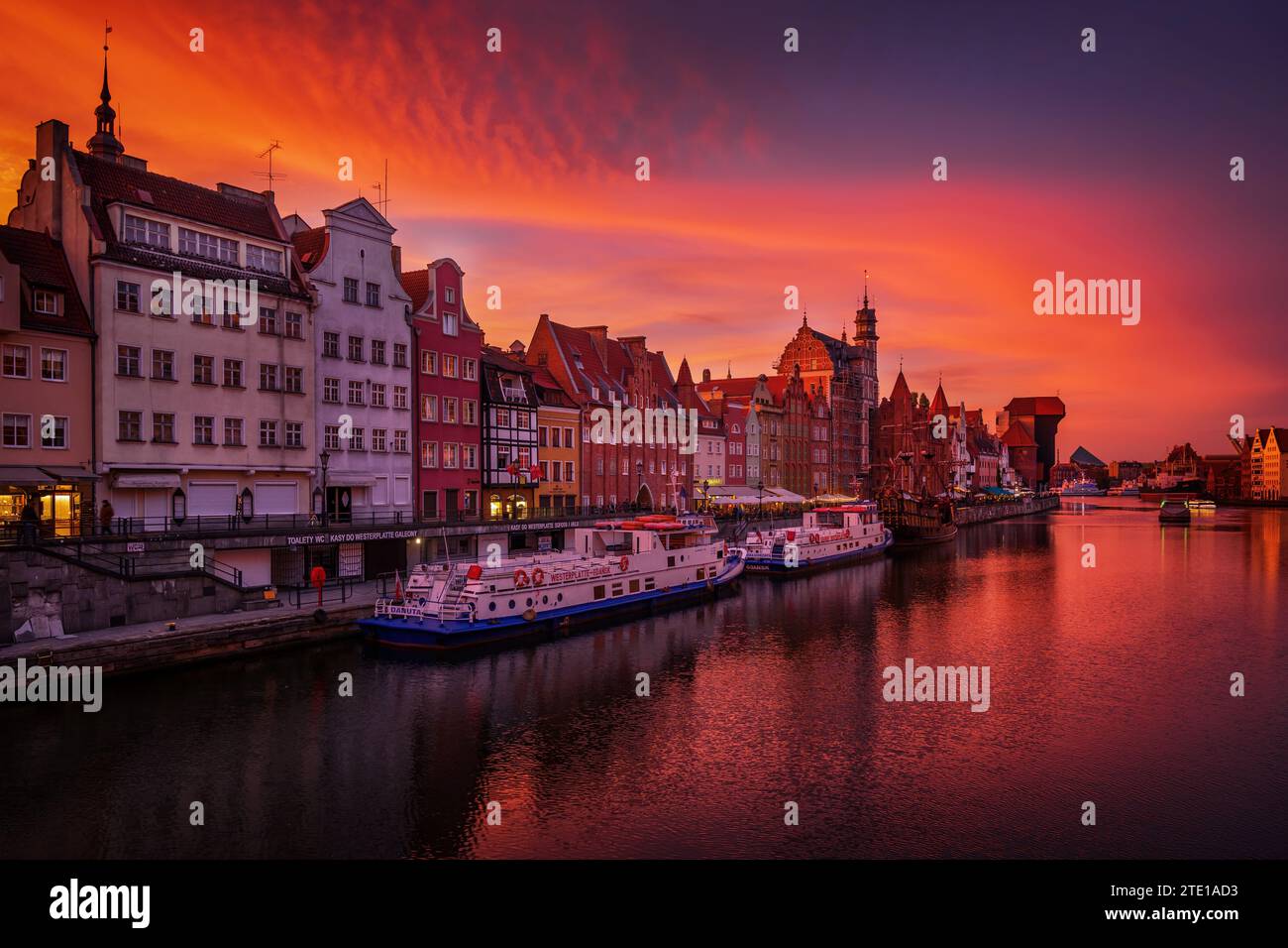 Skyline der Stadt Danzig in der ruhigen Dämmerung in Polen. Historische Altstadt am Ufer des Motlawa River am Abend. Stockfoto