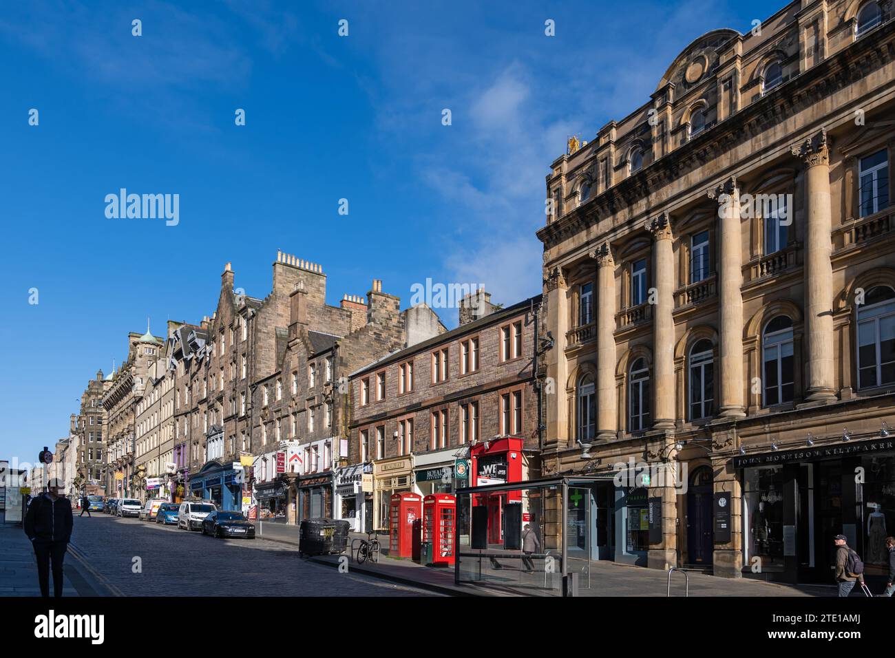 Altstadt von Edinburgh in Schottland, Gebäude entlang der High Street in der Royal Mile, historisches Stadtzentrum. Stockfoto