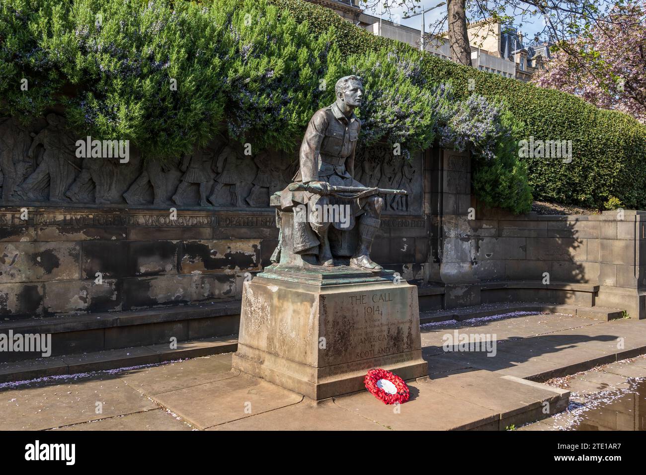 Das Call 1914 Monument, Scottish American Memorial oder Scots American war Memorial in den West Princes Street Gardens in Edinburgh, Schottland, Großbritannien. Zeigt ein k an Stockfoto