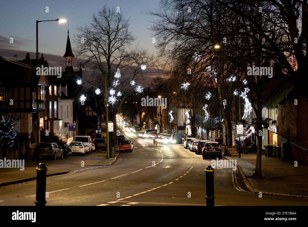 West Street in der Abenddämmerung mit Weihnachtslichtern, Warwick, Warwickshire, England, Großbritannien Stockfoto