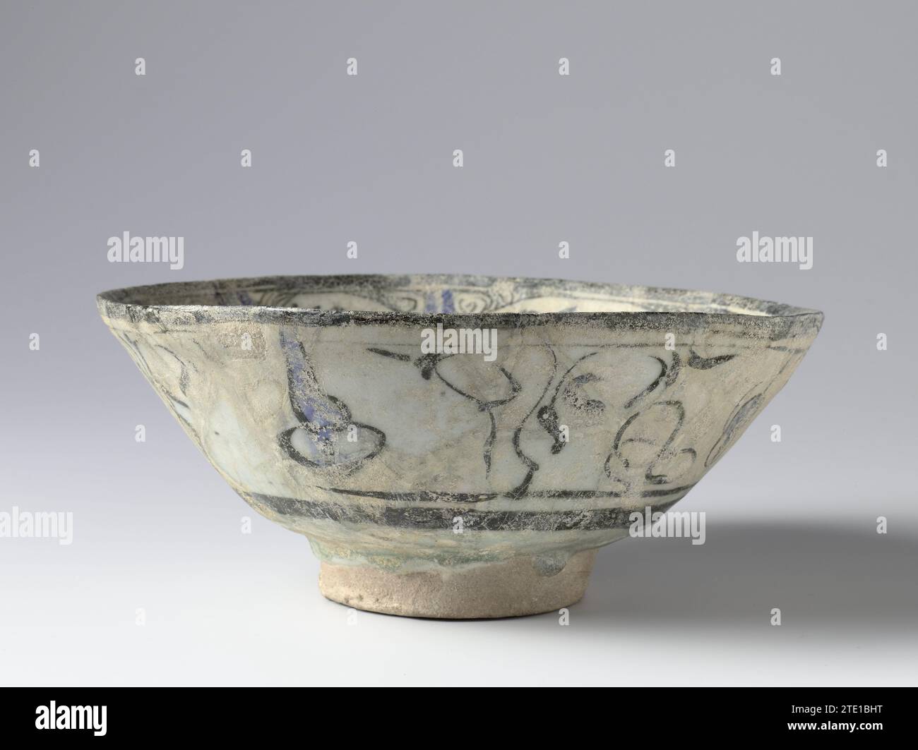 Schüssel mit zwei sitzenden Figuren, umgeben von einer breiten Umrandung mit Rollen, anonym, ca. 1275 - ca. 1324 Kommen Sie von Quarzfrittierwaren, die in Schlamm, blau und grün bemalt sind, mit zwei sitzenden Figuren, umgeben von einem breiten Band mit Kacheln unter einem farblosen Faulwerk. Ist das Steingut. Glasur. Kobalt-(Mineral-)Malerei / Glasur aus Quarzfrittierwaren, die in Schlamm, blau und grün bemalt sind, mit zwei sitzenden Figuren umgeben von einem breiten Band mit Kacheln unter einem farblosen Lazze. Ist das Steingut. Glasur. Kobalt-(Mineral-)Malerei/Verglasung Stockfoto