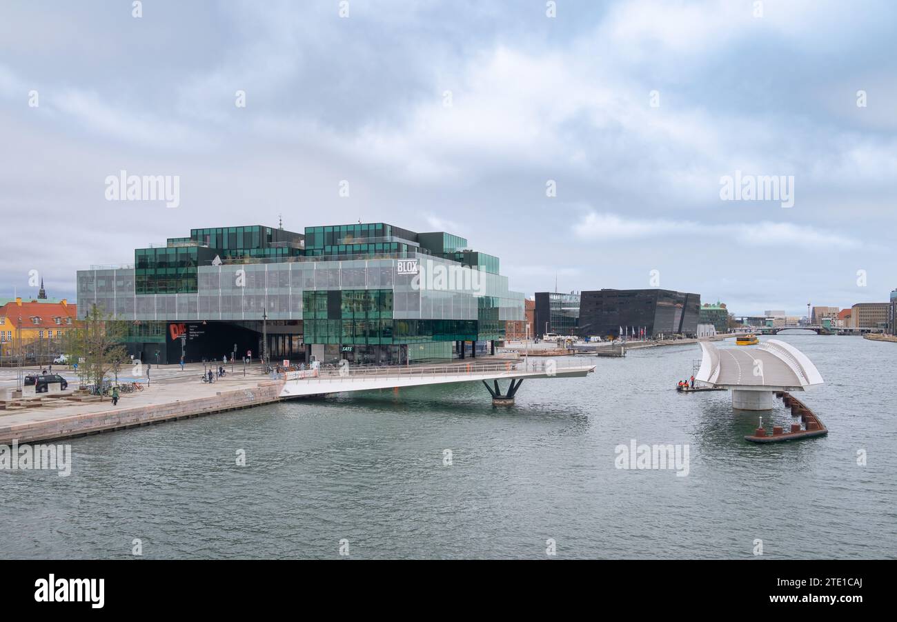 Kopenhagen, Dänemark - BLOX / Danish Architecture Centre by OMA mit Lille Langebro Cycle und Fußgängerbrücke von Wilkinson Eyre, Brücke geöffnet Stockfoto