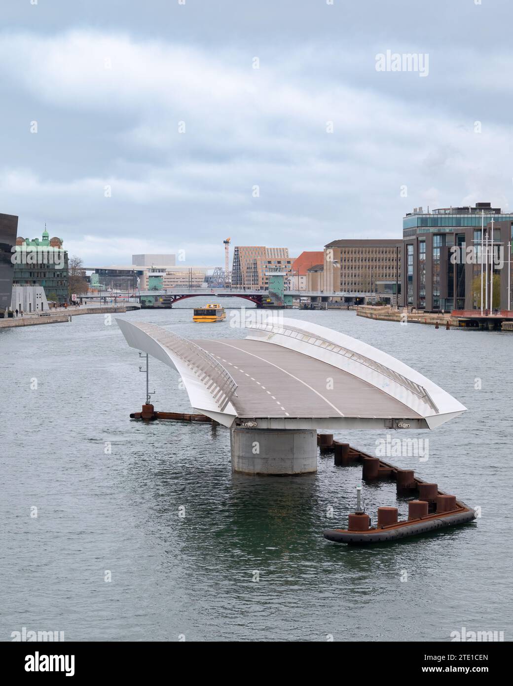 Kopenhagen, Dänemark - Lille Langebro Radfahren und Fußgängerbrücke von Wilkinson Eyre, Drehbrücke geöffnet mit Hafenbus Stockfoto