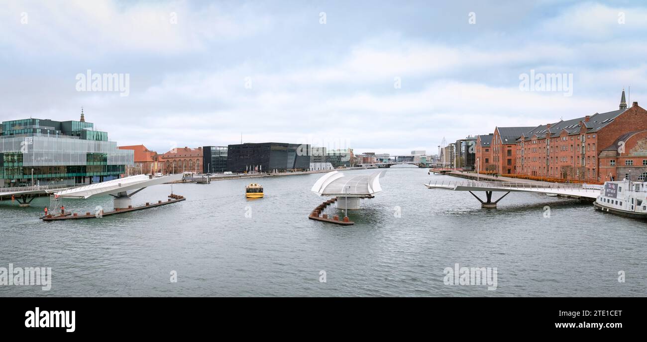 Kopenhagen, Dänemark - Lille Langebro Radfahren und Fußgängerbrücke von Wilkinson Eyre, Brücke geöffnet mit Hafenbus Stockfoto