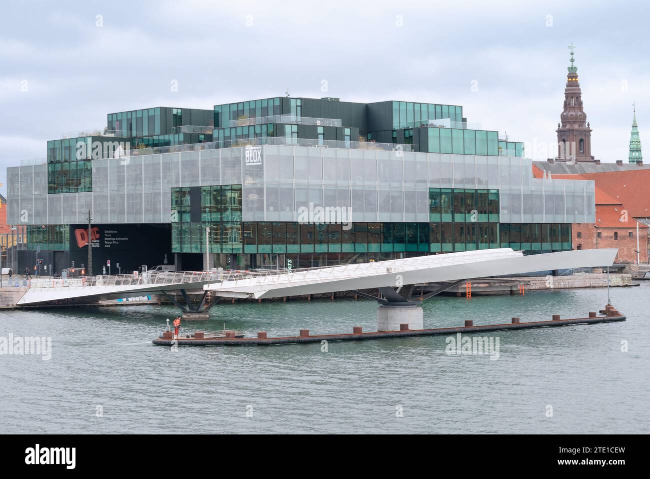 Kopenhagen, Dänemark - BLOX / Danish Architecture Centre by OMA mit Lille Langebro Cycle und Fußgängerbrücke von Wilkinson Eyre, Brücke geöffnet Stockfoto