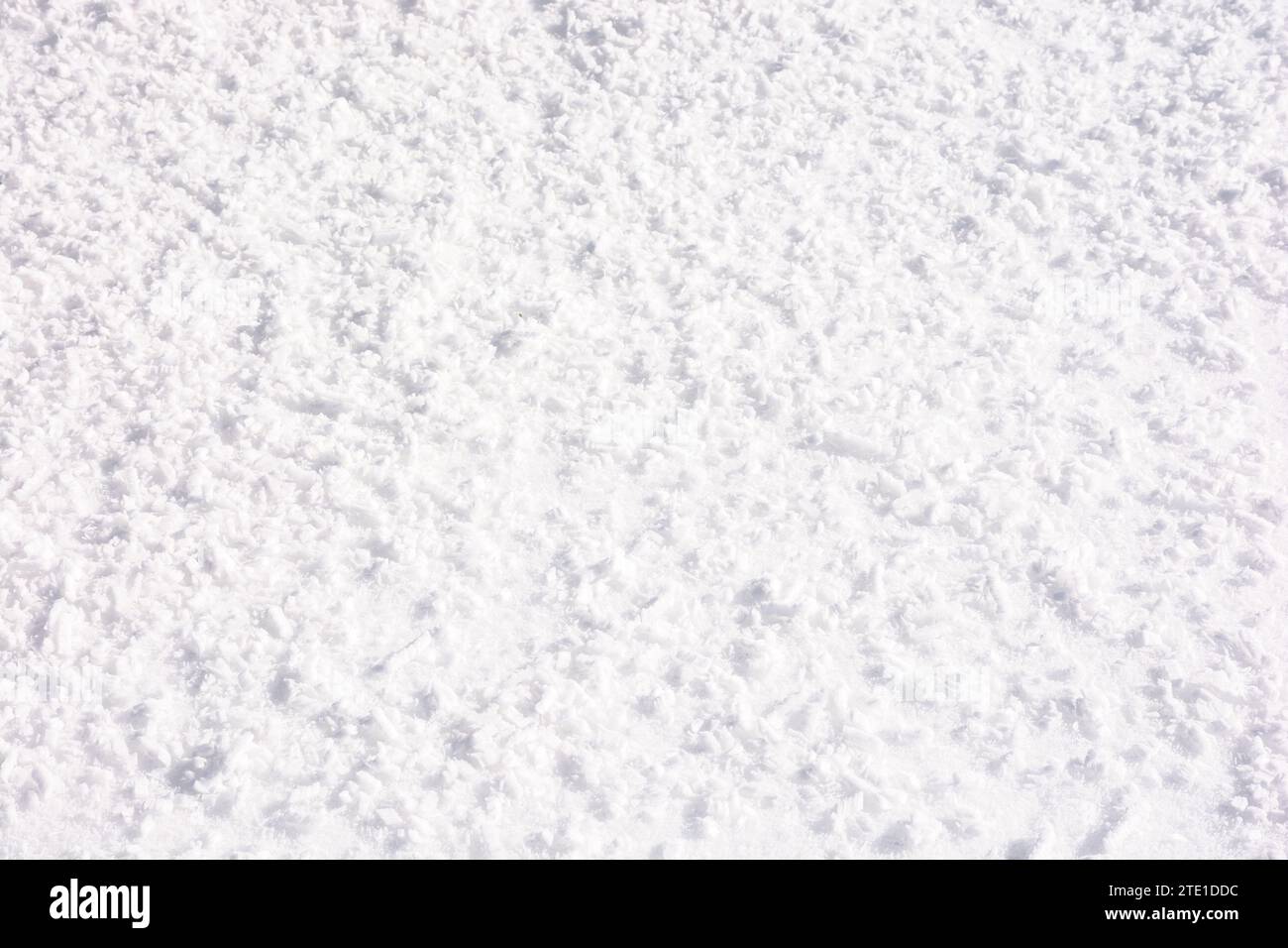 Die Nahaufnahmebildung eines rauen weißen Schnees. Kalter Natur im Freien Hintergrund Stockfoto