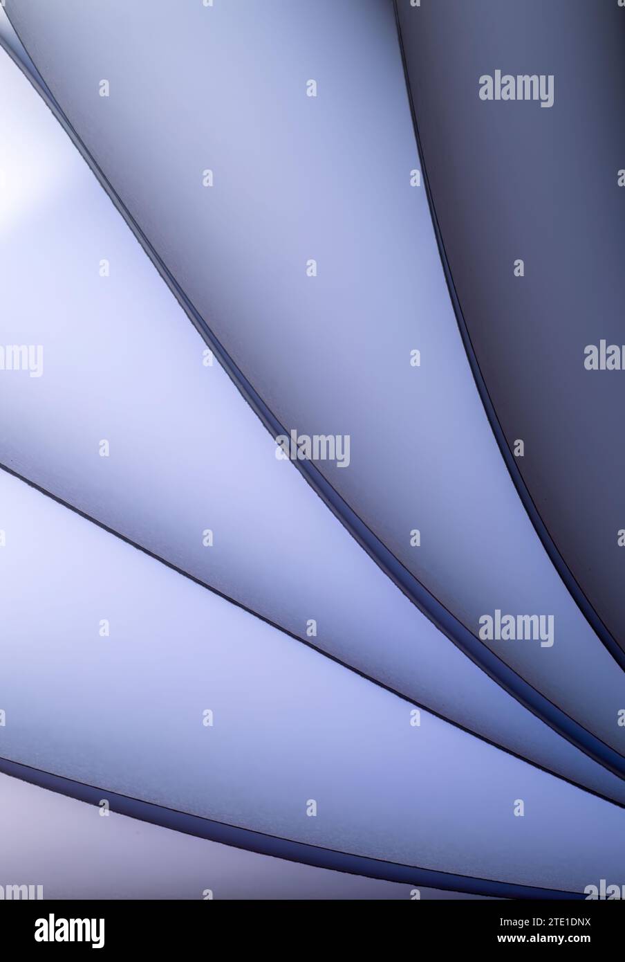 Blätter gefaltetes Papier, fotografiert mit zwei separaten Blitzen und mit farbigen Gelen, um die Farbe hinzuzufügen Stockfoto