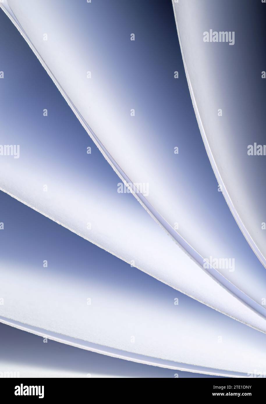 Blätter gefaltetes Papier, fotografiert mit zwei separaten Blitzen und mit farbigen Gelen, um die Farbe hinzuzufügen Stockfoto