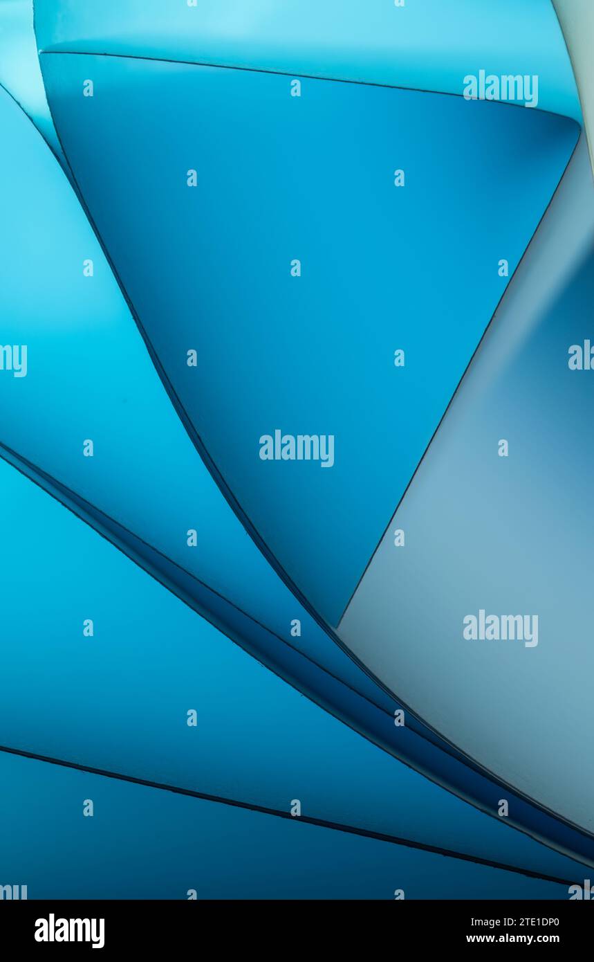 Blätter gefaltetes Papier, fotografiert mit zwei separaten Blitzen und mit farbigen Gelen, um die Farbe hinzuzufügen Stockfoto