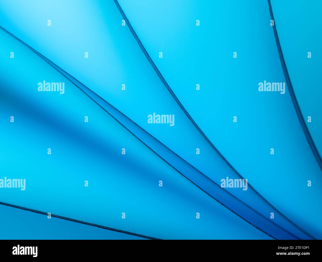 Blätter gefaltetes Papier, fotografiert mit zwei separaten Blitzen und mit farbigen Gelen, um die Farbe hinzuzufügen Stockfoto