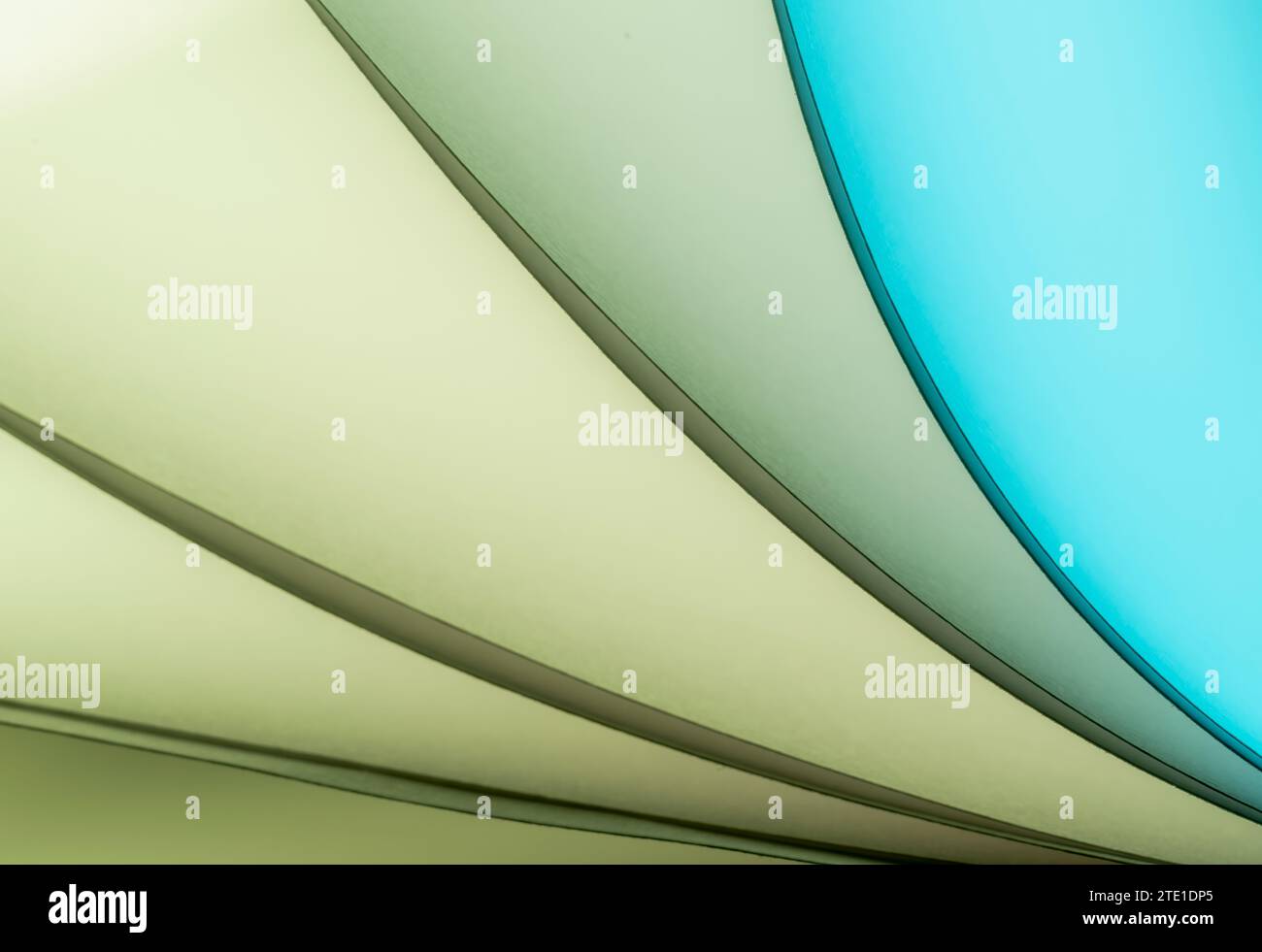 Blätter gefaltetes Papier, fotografiert mit zwei separaten Blitzen und mit farbigen Gelen, um die Farbe hinzuzufügen Stockfoto