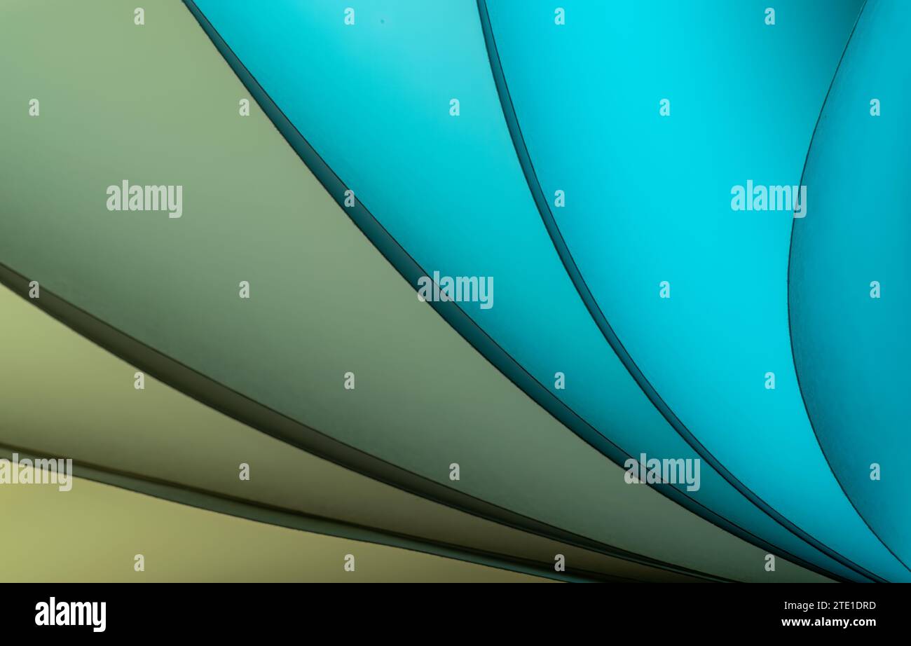 Blätter gefaltetes Papier, fotografiert mit zwei separaten Blitzen und mit farbigen Gelen, um die Farbe hinzuzufügen Stockfoto