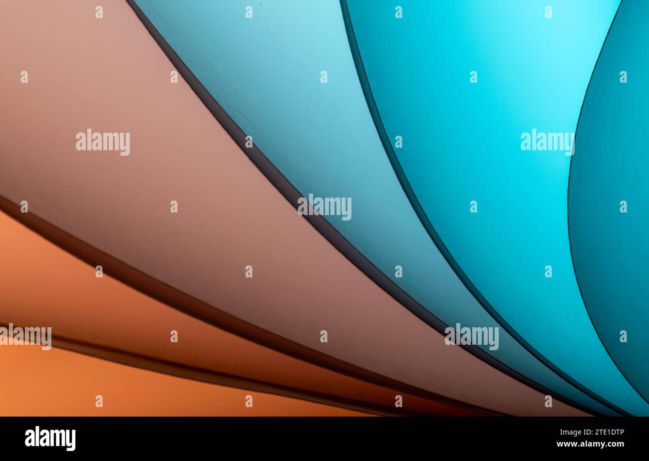 Blätter gefaltetes Papier, fotografiert mit zwei separaten Blitzen und mit farbigen Gelen, um die Farbe hinzuzufügen Stockfoto