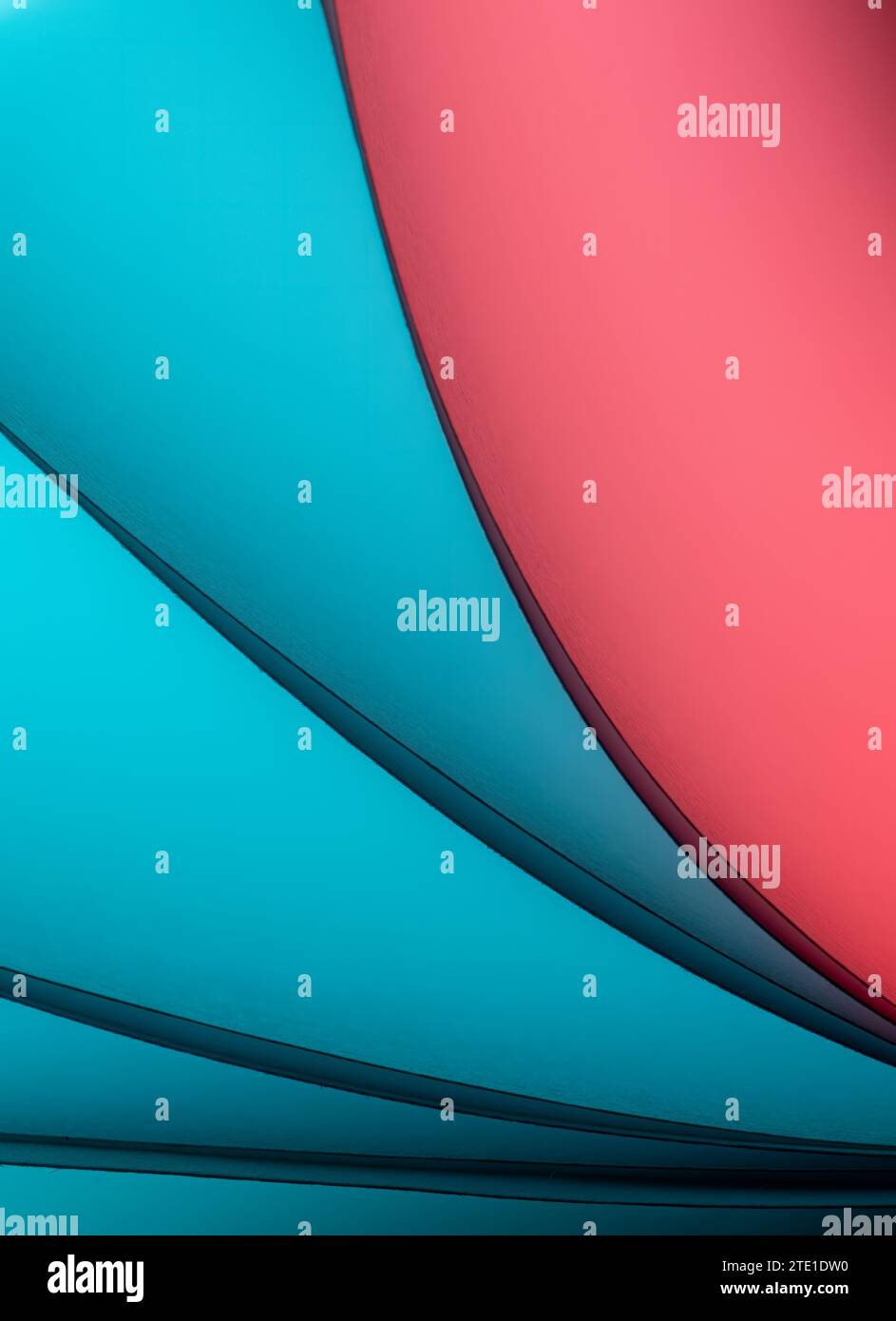 Blätter gefaltetes Papier, fotografiert mit zwei separaten Blitzen und mit farbigen Gelen, um die Farbe hinzuzufügen Stockfoto