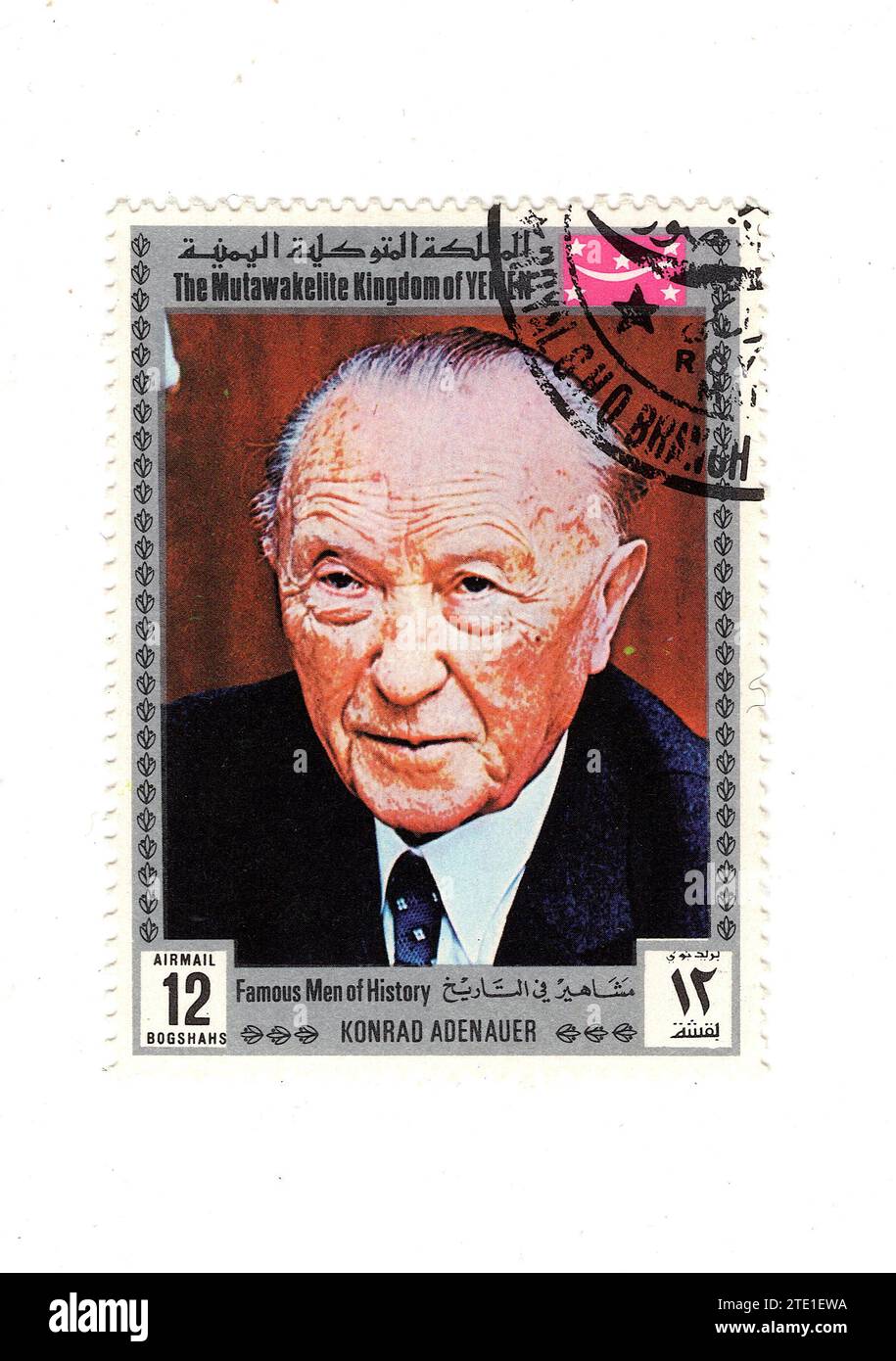 Eine alte Briefmarke aus dem Jemen mit einem Porträt von Konrad Adenauer auf weißem Hintergrund. Stockfoto