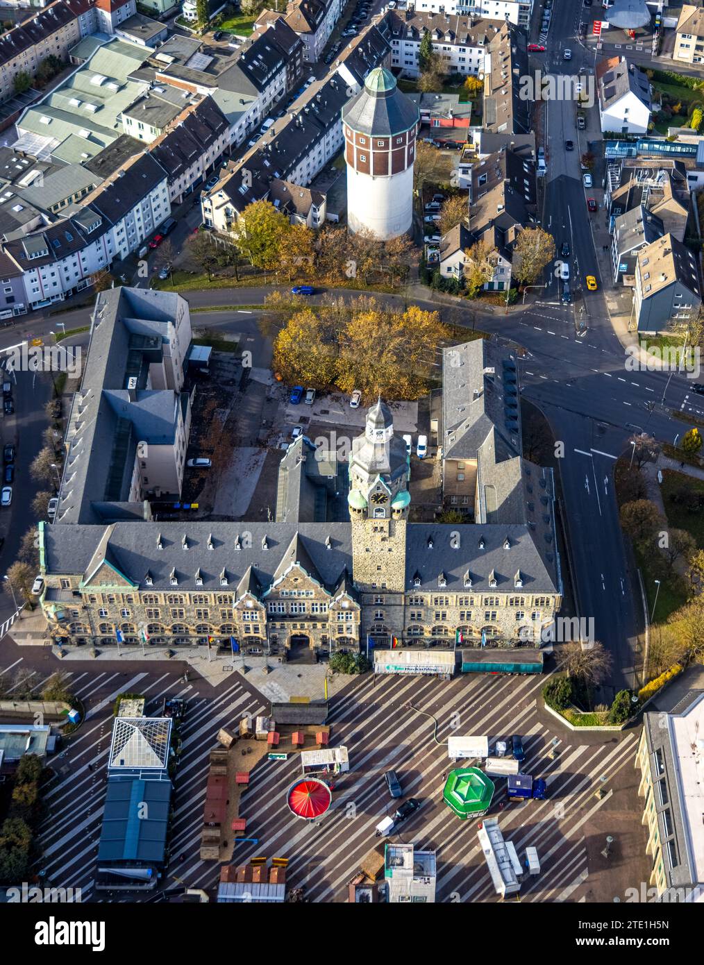 Blick aus der Vogelperspektive, historische Altstadt mit Rathausplatz und Weihnachtsmarkt, Wasserturm und Rathaus, Zentrum, Rems Stockfoto