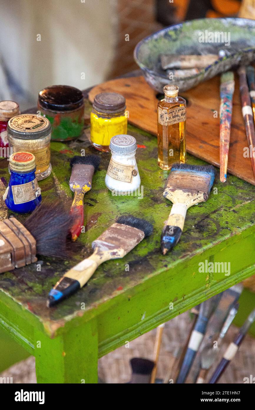 Kunstmaterialien in Diego Rivera und Frida Kahlo Studio and House in Mexico City, Mexiko Stockfoto