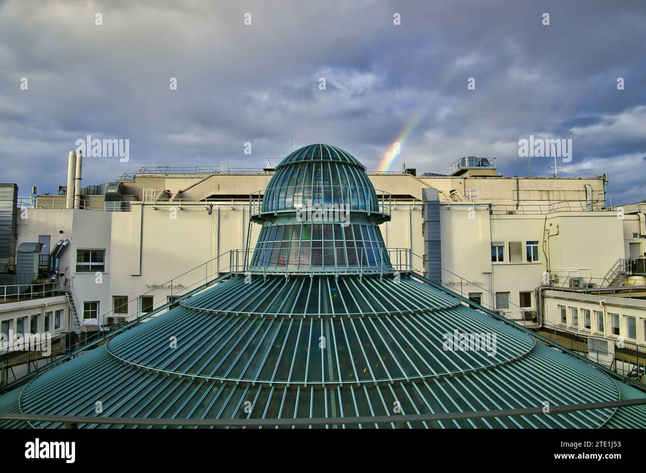 Galeries Lafayette, Boulevard Haussmann, Paris, Frankreich - Außenansicht der berühmten Glaskuppel des Kaufhauses von der Dachterrasse aus Stockfoto