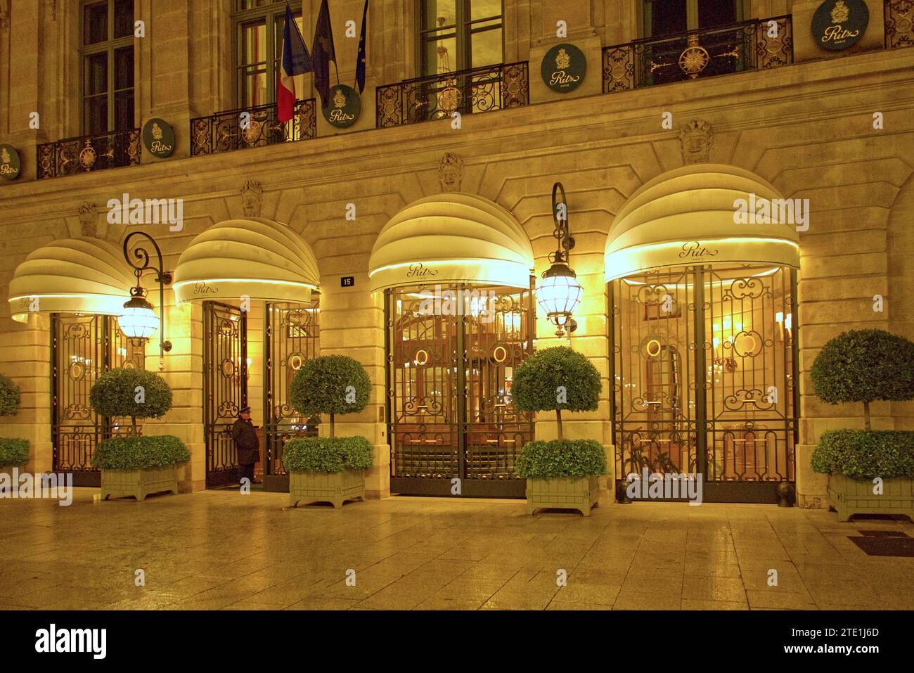 Ritz Paris, Place Vendôme, Frankreich - vor dem Eingang des bei Nacht beleuchteten Luxushotels Stockfoto