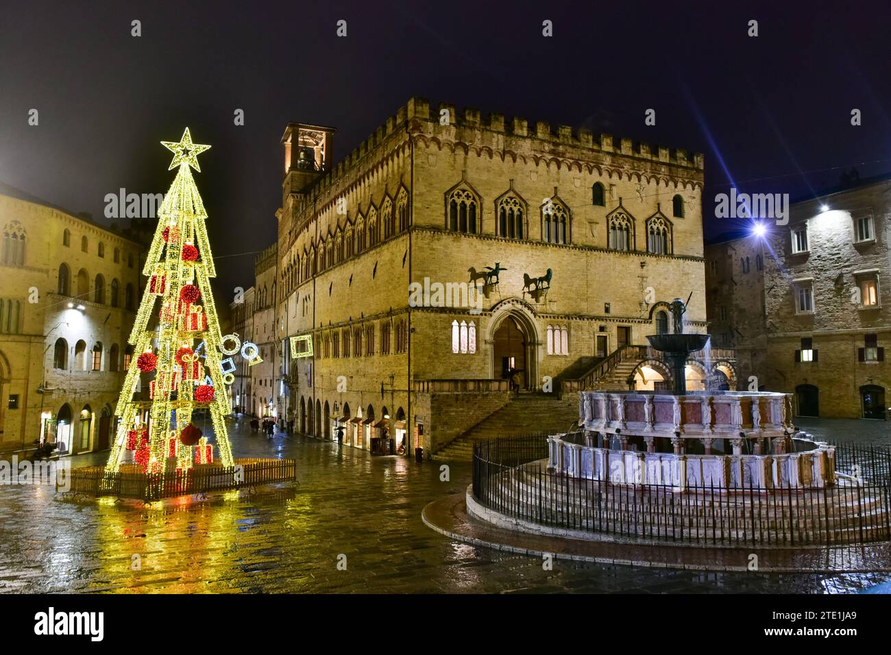 Piazza IV Novembre in einer regnerischen Nacht. Perugia, Italien Stockfoto