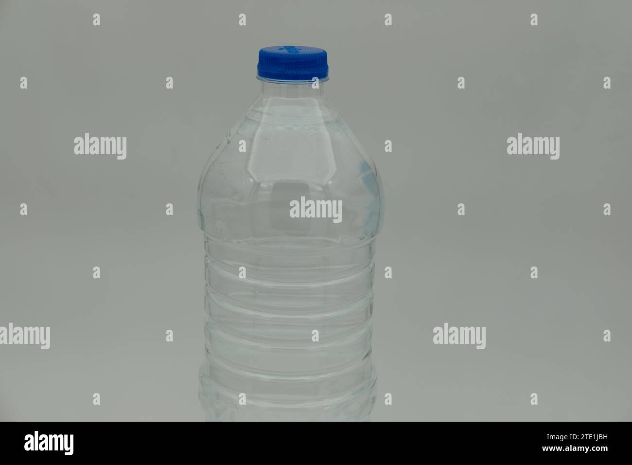 1,5-Liter-Wasserflasche auf weißem Hintergrund Stockfoto