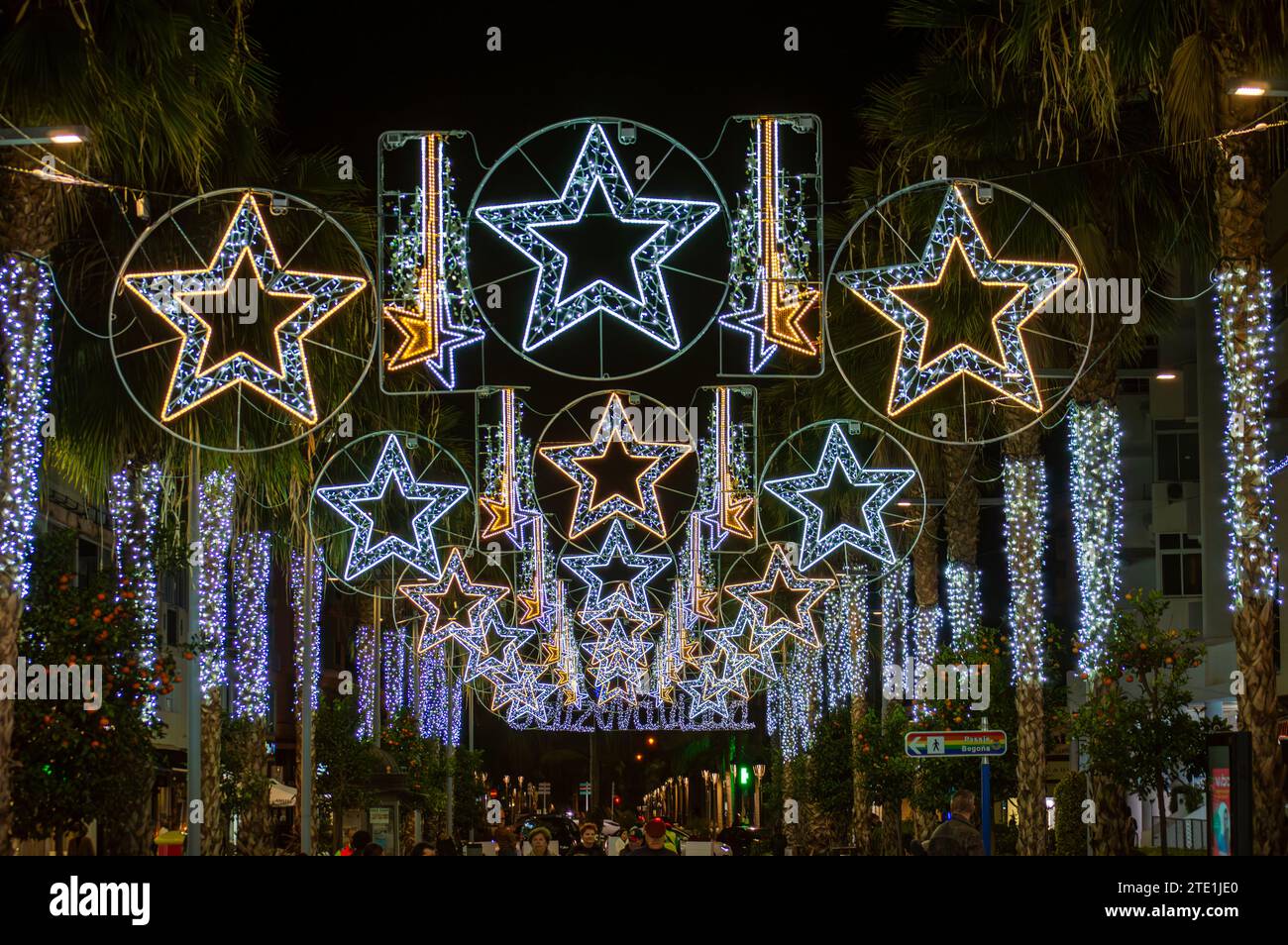 TORREMOLINOS, SPANIEN - 14. DEZEMBER 2023: Fangen Sie den festlichen Charme der Weihnachtsbeleuchtung und des Weihnachtsbaums in Torremolinos, Spanien, am 15. Dezember 2023 ein Stockfoto