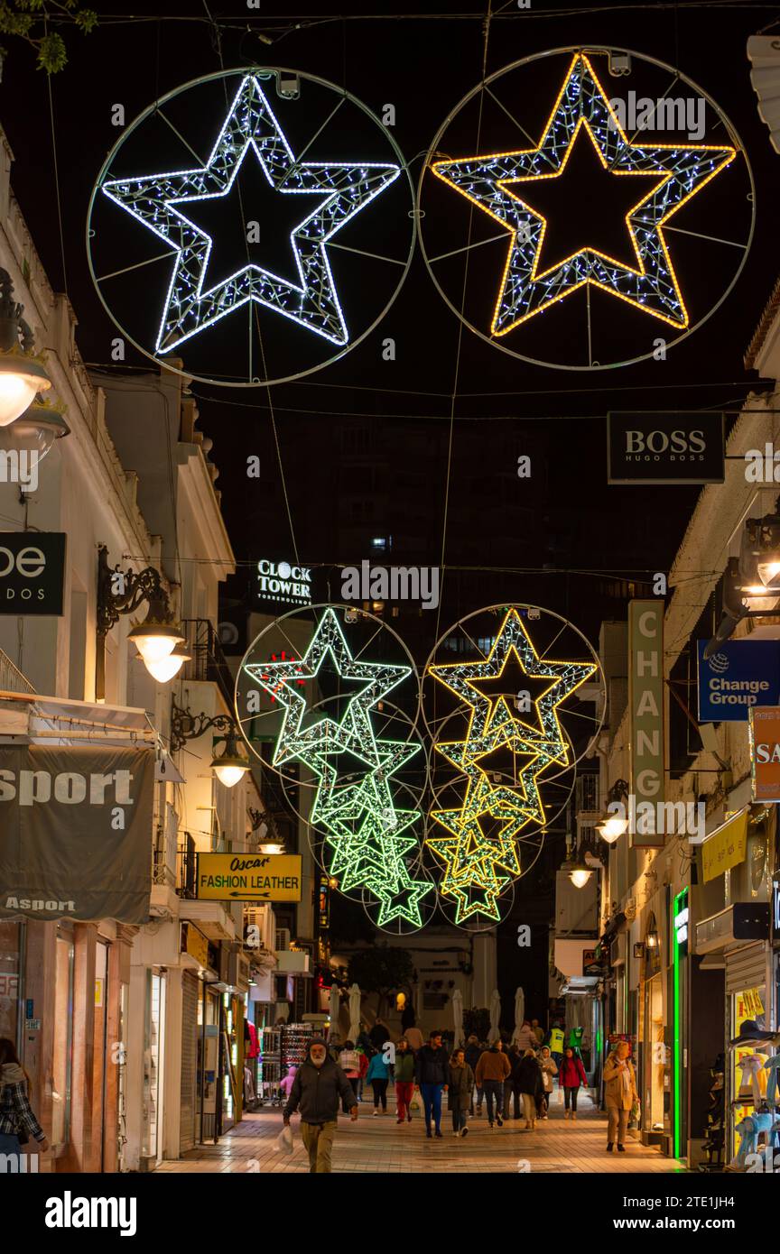 TORREMOLINOS, SPANIEN - 14. DEZEMBER 2023: Fangen Sie den festlichen Charme der Weihnachtsbeleuchtung und des Weihnachtsbaums in Torremolinos, Spanien, am 15. Dezember 2023 ein Stockfoto