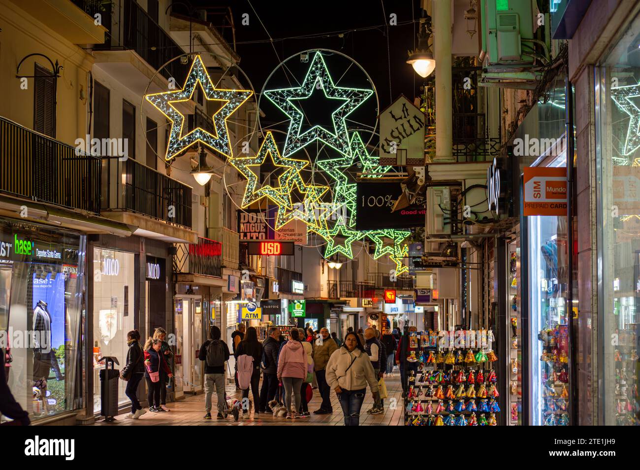 TORREMOLINOS, SPANIEN - 14. DEZEMBER 2023: Fangen Sie den festlichen Charme der Weihnachtsbeleuchtung und des Weihnachtsbaums in Torremolinos, Spanien, am 15. Dezember 2023 ein Stockfoto