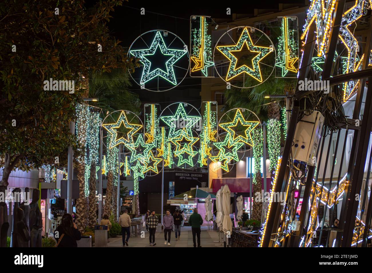 TORREMOLINOS, SPANIEN - 14. DEZEMBER 2023: Fangen Sie den festlichen Charme der Weihnachtsbeleuchtung und des Weihnachtsbaums in Torremolinos, Spanien, am 15. Dezember 2023 ein Stockfoto