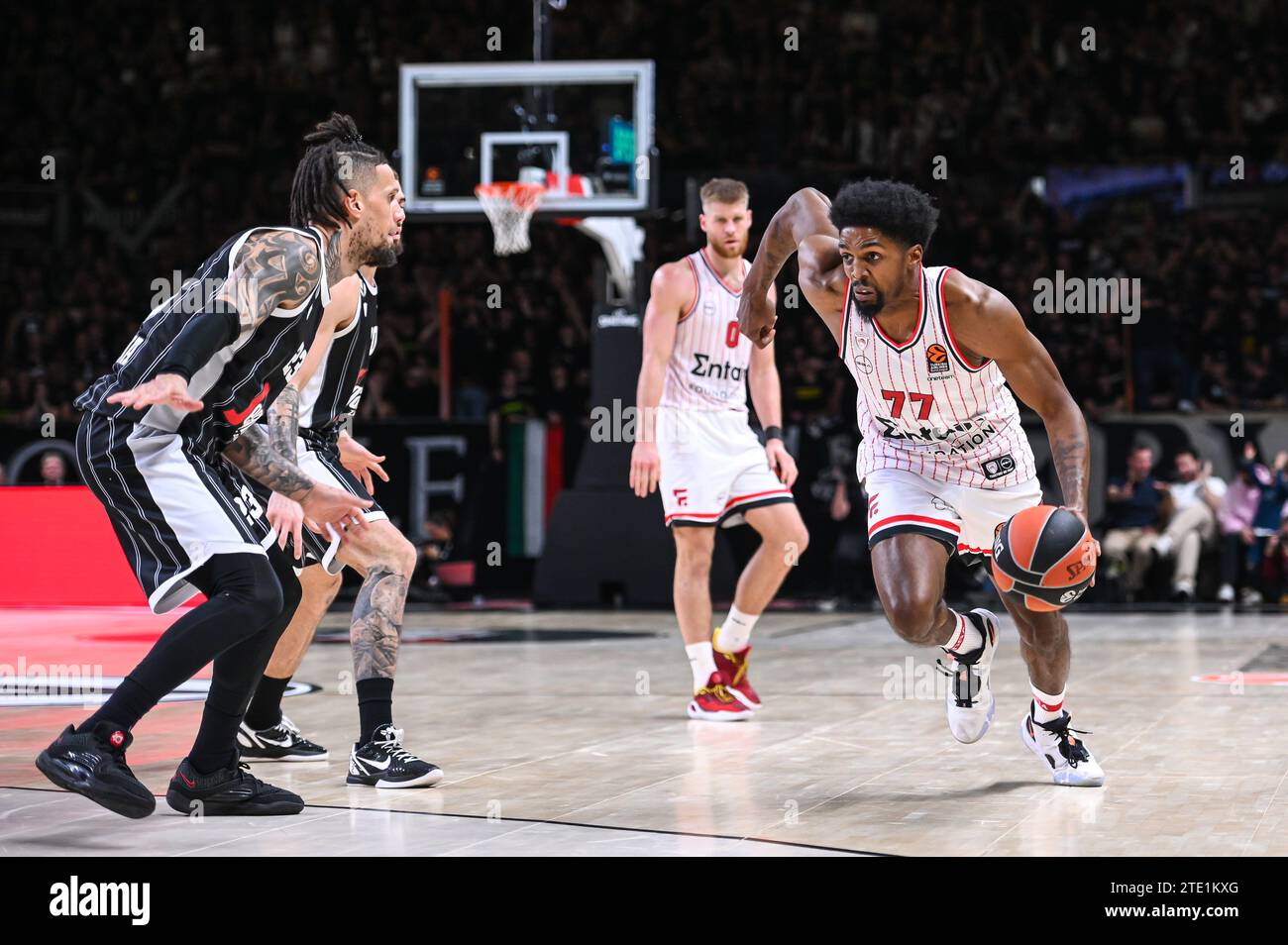 Bologna, Lombardei, Italien. Dezember 2023. 77 SHAQUIELLE MCKISSIC von Olympiacos Piräus während der Euroleague, Runde 15, Spiel zwischen Virtus Segafredo Bologna und Olympiacos Piräus in der Virtus Segafredo Arena am 19. Dezember 2023 in Bologna, Italien. (Kreditbild: © Stefanos Kyriazis/ZUMA Press Wire) NUR REDAKTIONELLE VERWENDUNG! Nicht für kommerzielle ZWECKE! Stockfoto