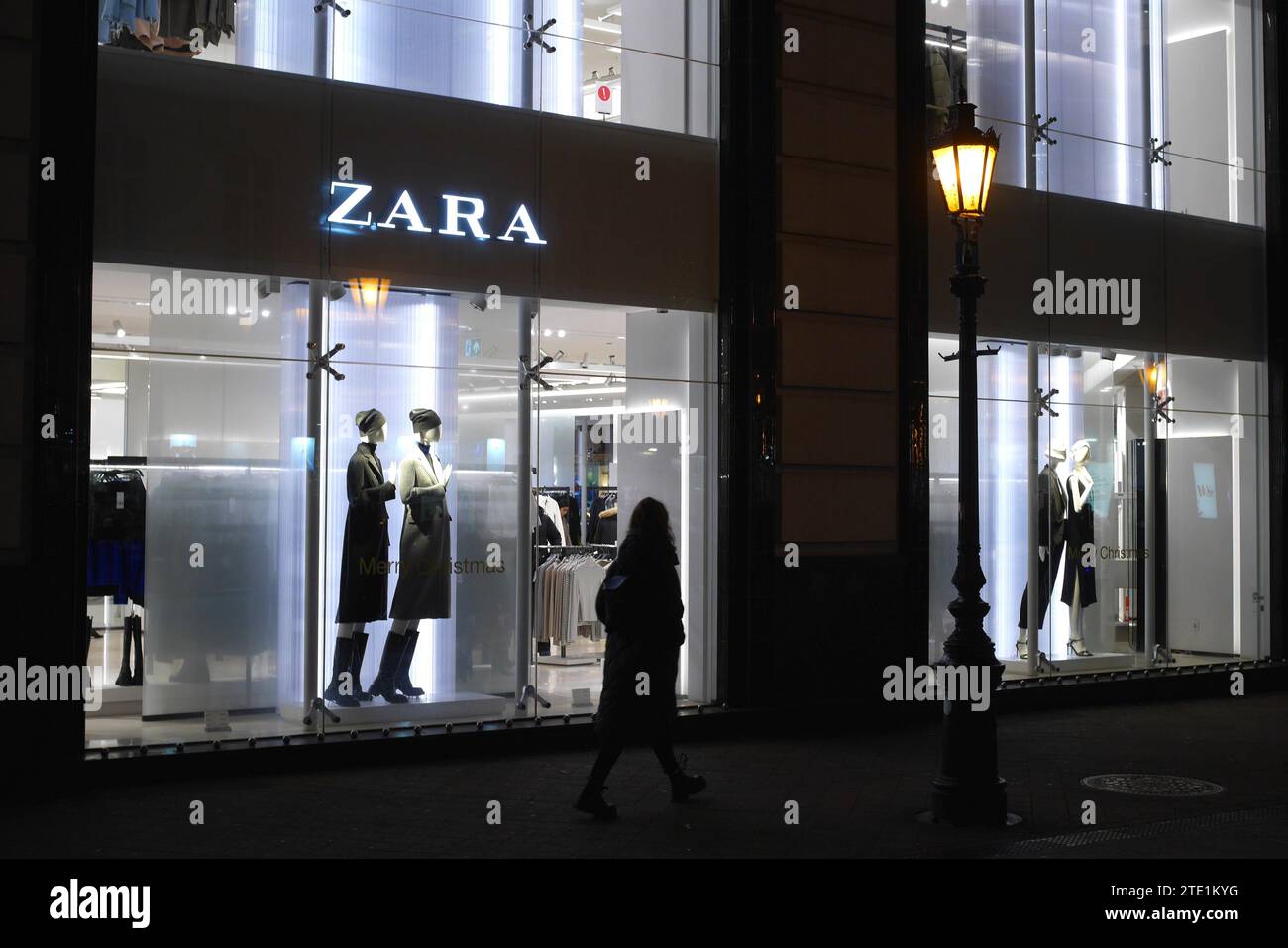 Zara-Schaufenster, Bekleidungsanzeige und Logo, Vaci utca, Budapest, Ungarn Stockfoto