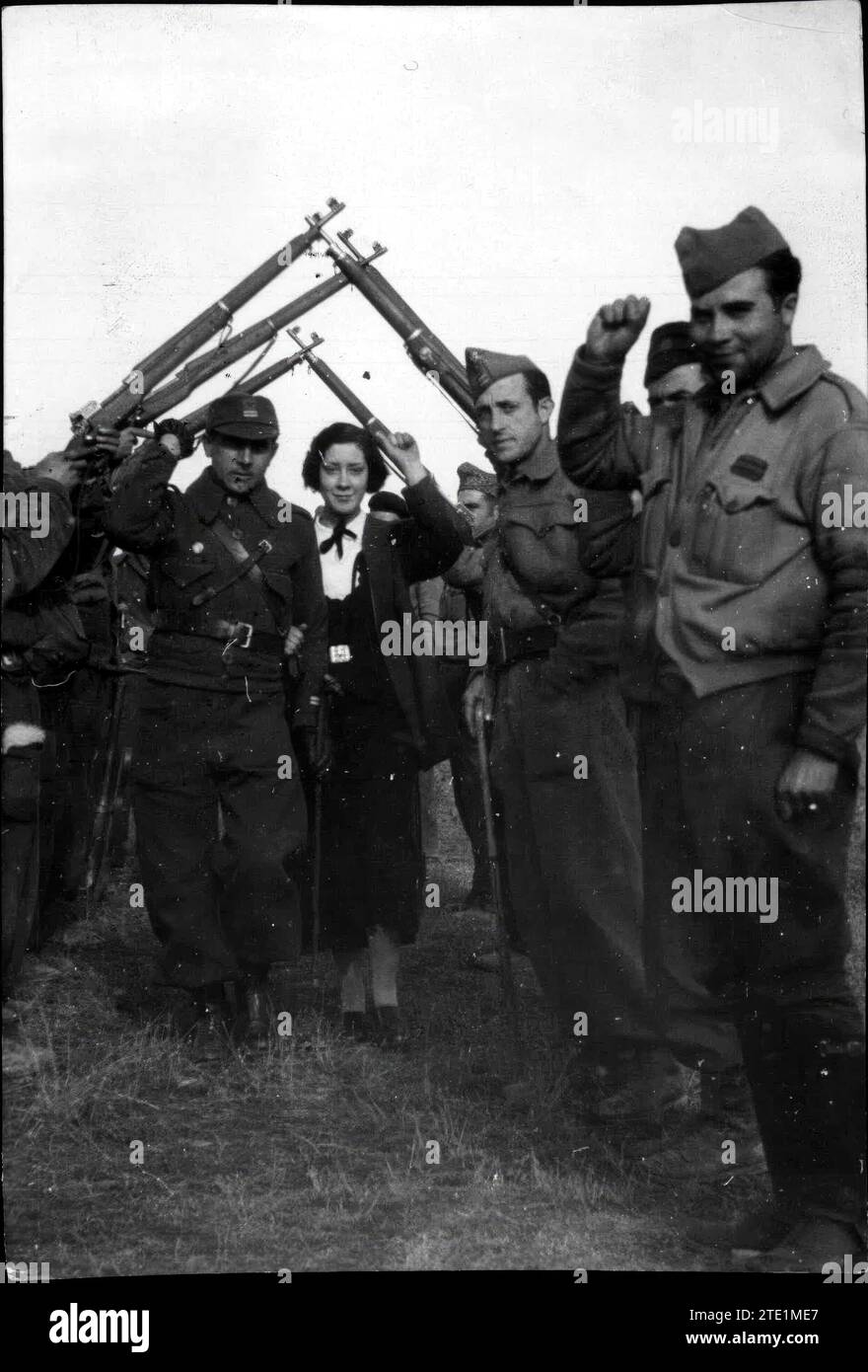 09/30/1936. Hochzeit, auf dem Schlachtfeld, des Leutnants der 1. Brigade. Seine Gefährten machten den Bogen des Glücks mit ihren Gewehren. Quelle: Album / Archivo ABC / José Díaz Casariego Stockfoto