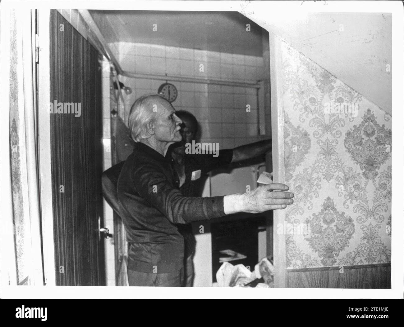 07/17/1977. Don Protasio zeigt die Breite des Eingangs zu dem kleinen Raum seines Hauses, der in den ersten Jahren seines Verschwindens als Zuflucht diente. Quelle: Album / Archivo ABC / Manuel Sanz Bermejo Stockfoto