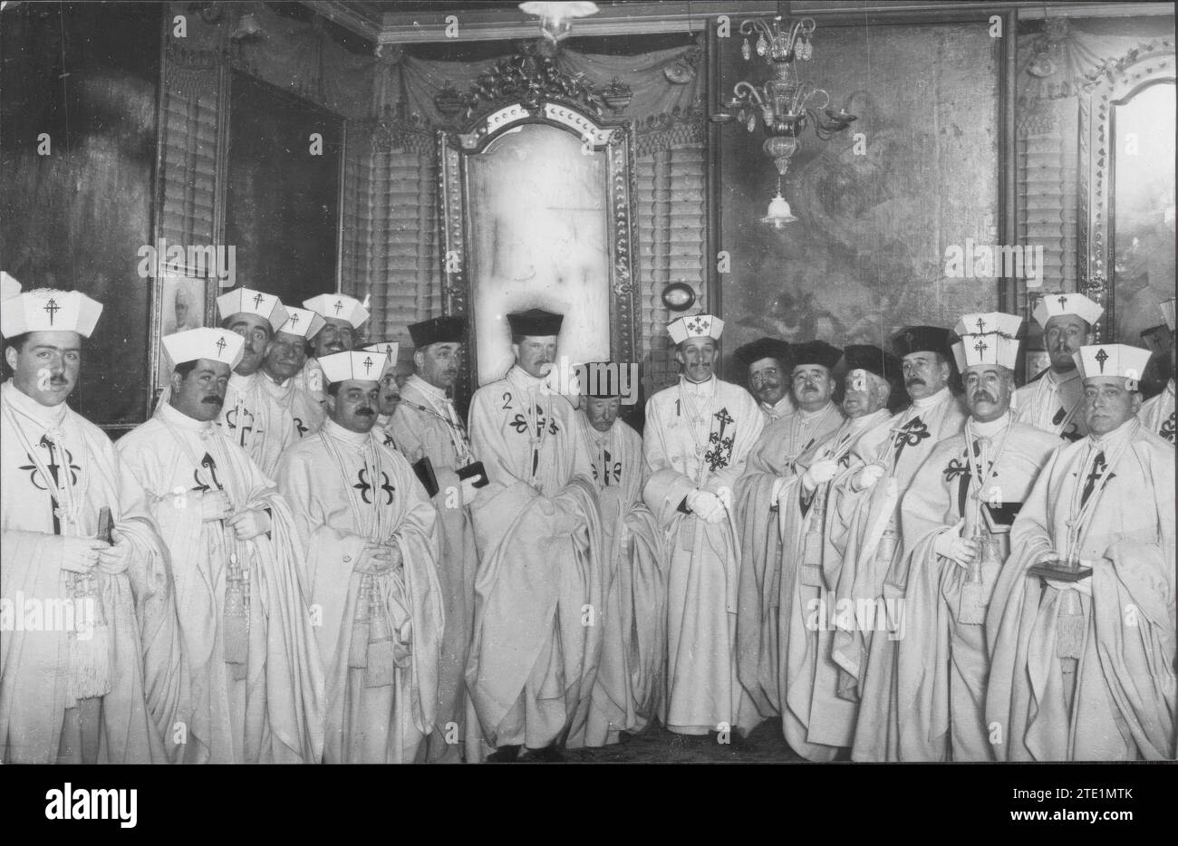 04/17/1919. Bei den Kommandeuren von Santiago. Der König (1) und Infante D. Fernando (2), mit dem Kapitel des Ordens, nach dem gestrigen Feiertag. Quelle: Album / Archivo ABC / José Zegri Stockfoto