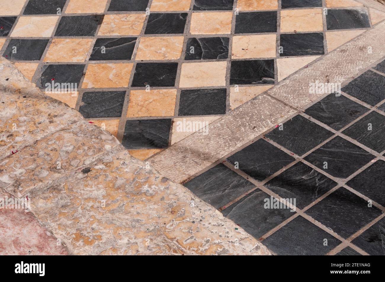 Hochwinkelansicht eines klassischen, rautenförmigen und schwarzen quadratischen Grundrisses von Bodenfliesen. Stockfoto