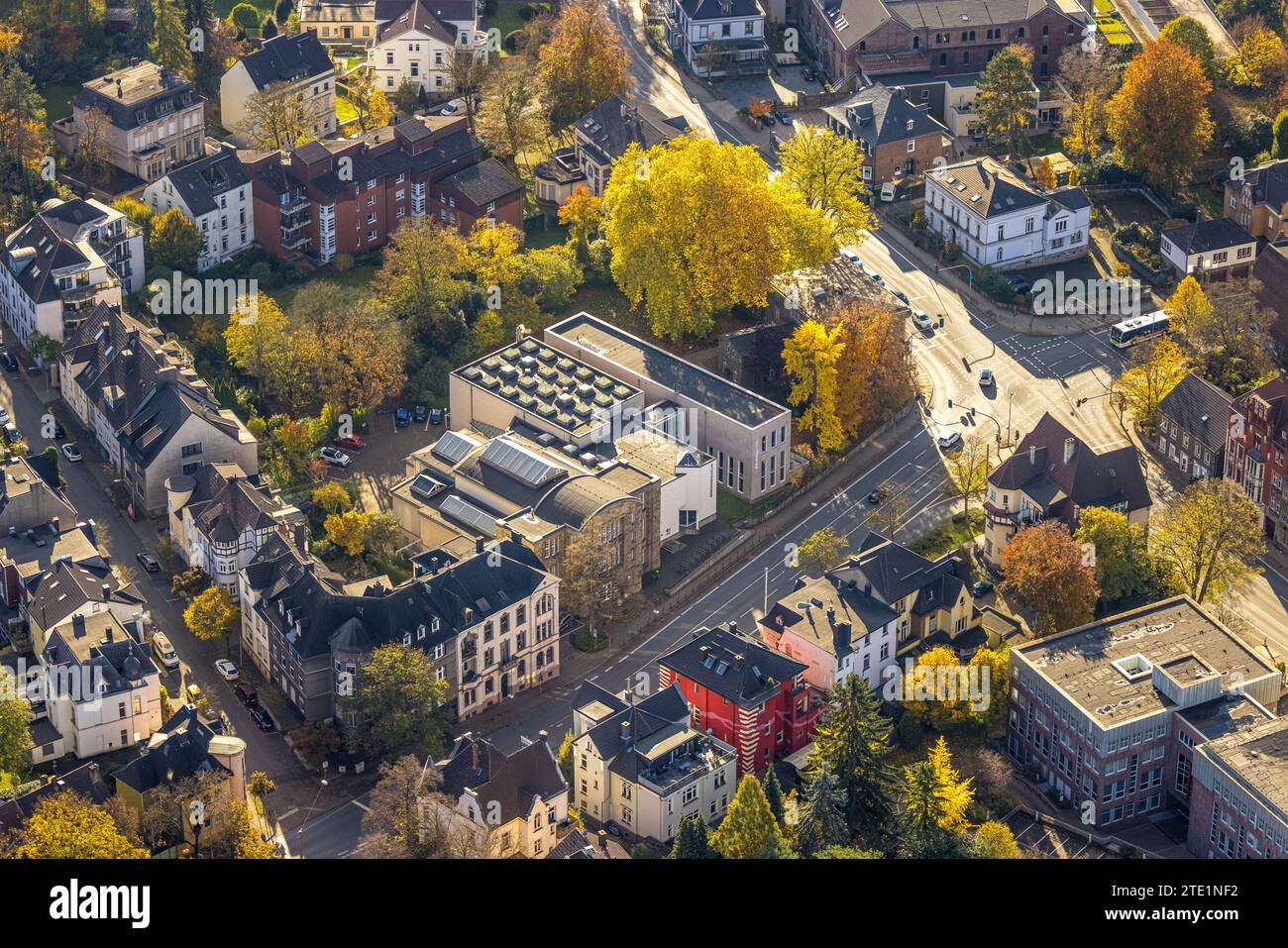 Luftaufnahme, Märkisches Museum Witten und Stadtbibliothek, herbstliche Laubbäume Husemannstraße Ecke Ruhrstraße, Witten, Ruhrgebiet, Nordrhein Stockfoto